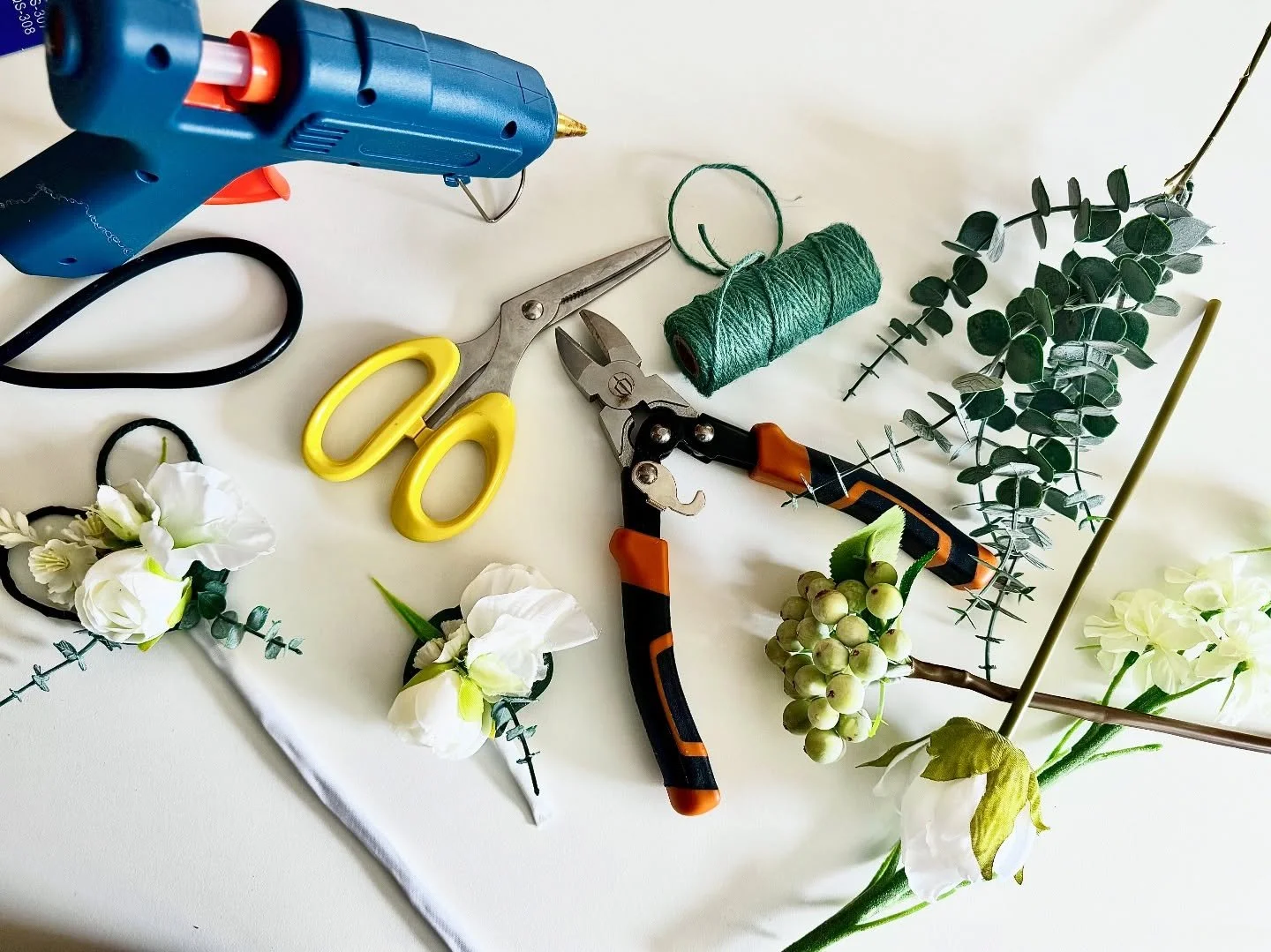 This is what wedding flowers actually look like before they become &ldquo;wedding flowers&rdquo; 👀

Not just a bouquet magically appearing&hellip;
but stems, tools, glue guns, bits everywhere and me fully in my element 🌿

Every single piece is buil
