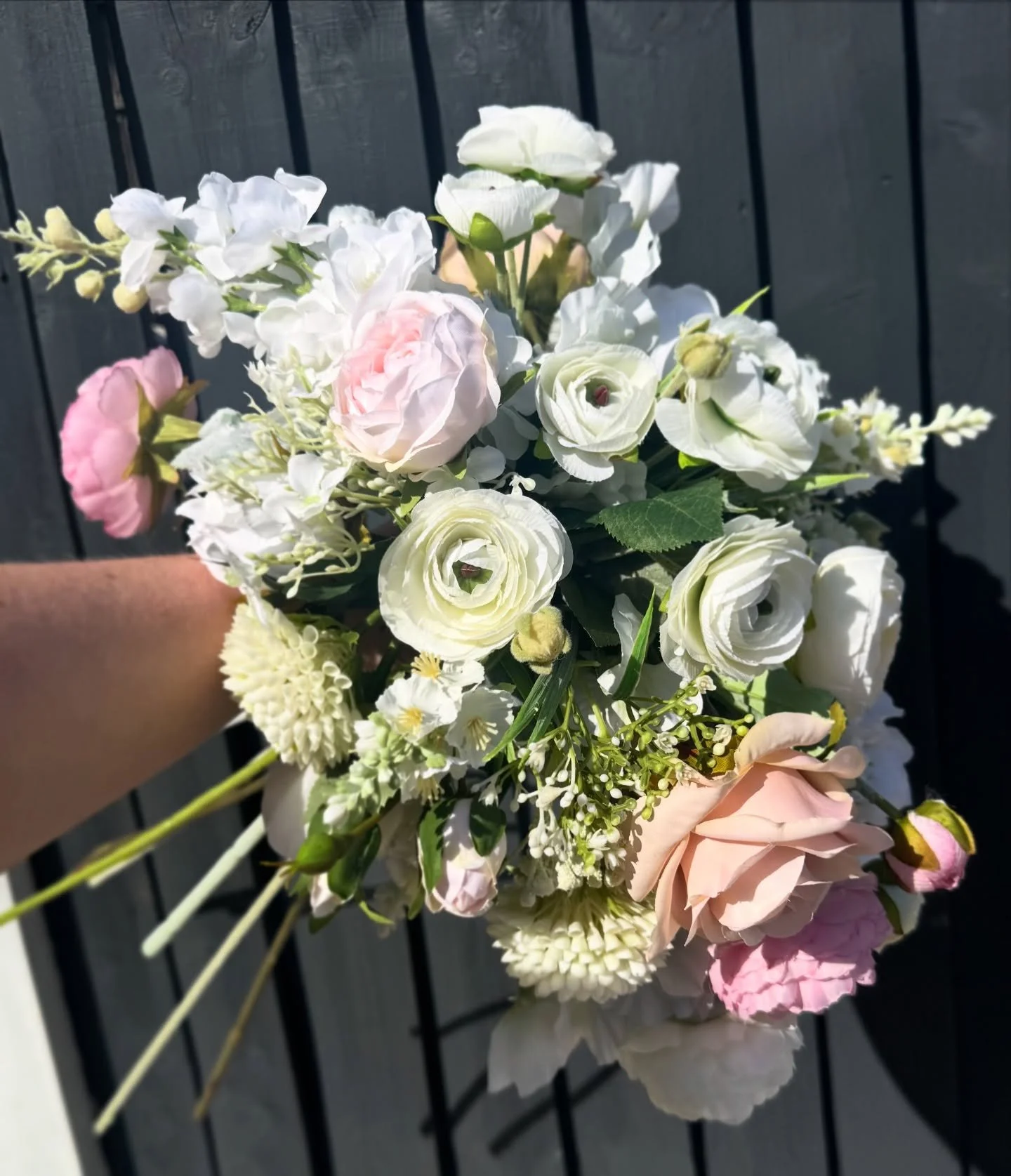 One thing I&rsquo;ll always do?
Send your bouquet over before it&rsquo;s finished 👀

Because with silk flowers&hellip; we actually can tweak things

Want something moved?
More of a colour?
Less of something?

This is your moment to say it ✨

Then on