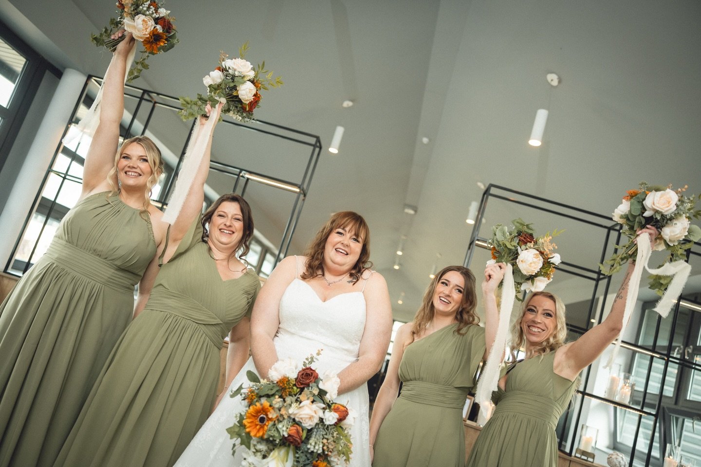 If your bridesmaids aren&rsquo;t hyping you up like this&hellip; what are they even doing?! 😂

Flowers aren&rsquo;t just for the &ldquo;pretty photos&rdquo;
they&rsquo;re part of the whole energy of the day 🌿

Big, full, textured bouquets = main ch