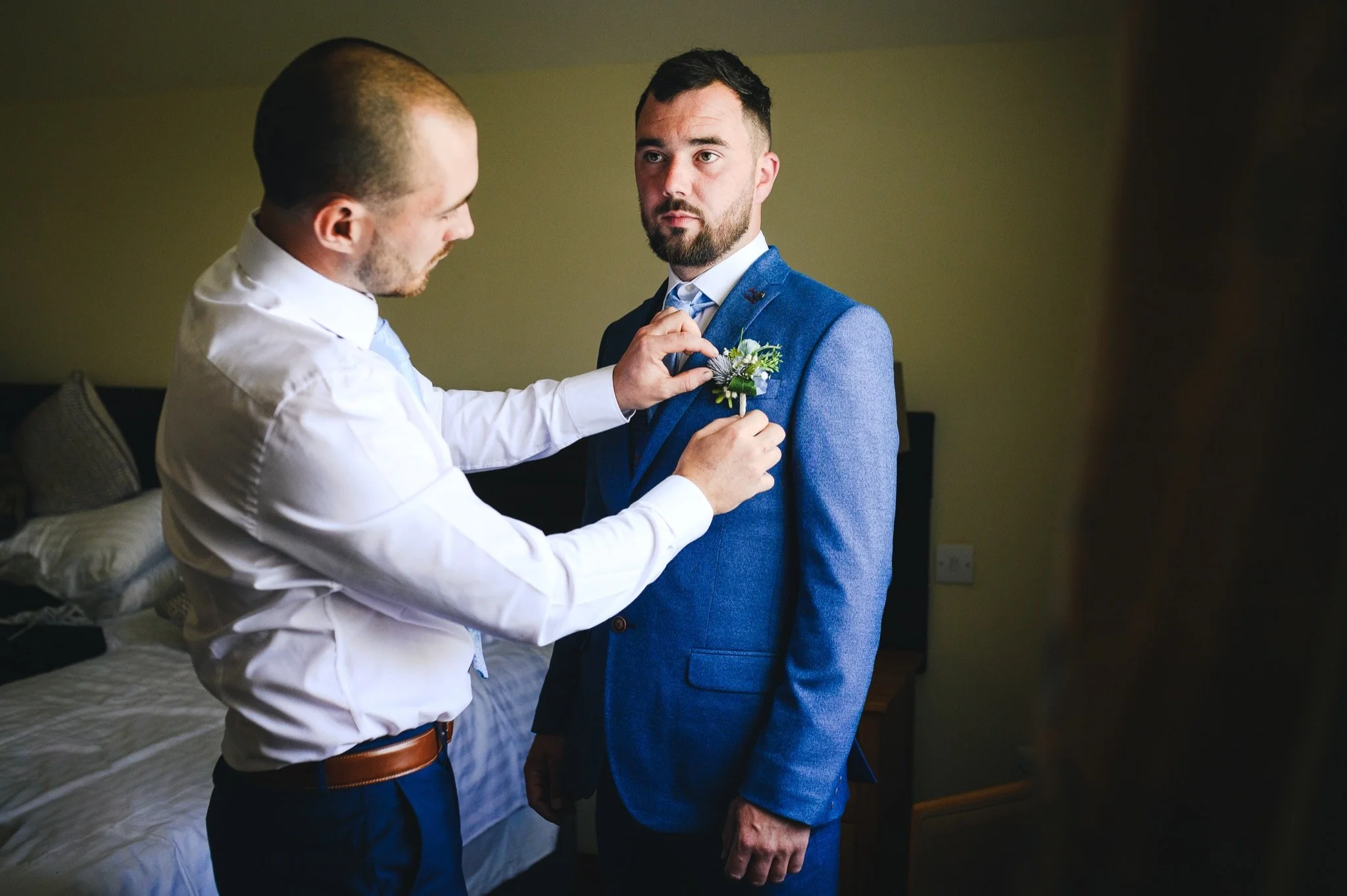 Not every wedding flower moment is about the bouquet 🌿

I love these quieter little moments in the morning too &mdash; the final adjustments, helping each other get ready, the nerves kicking in before everything starts ✨

Leigh&rsquo;s textured blue