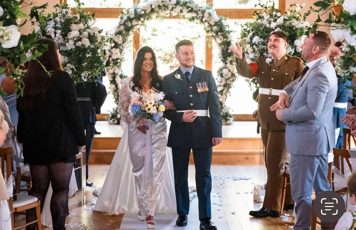 Romantic silk wedding bouquet with soft pastel tones, designed for a timeless and relaxed wedding style.