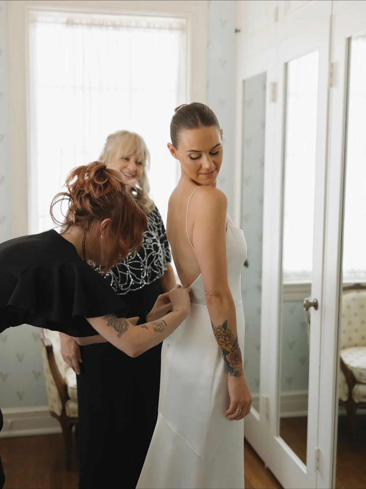 Effortlessly in love at Darlington house ❤️&zwj;🔥

photo+video: @epiceventsstudios 
content creation: @epiceventsstudios 
venue: darlington_house
planning + event design: @epiceventsco 
hair +makeup: @beautybyheatherarnold 
guitarist: @coleroussos 
