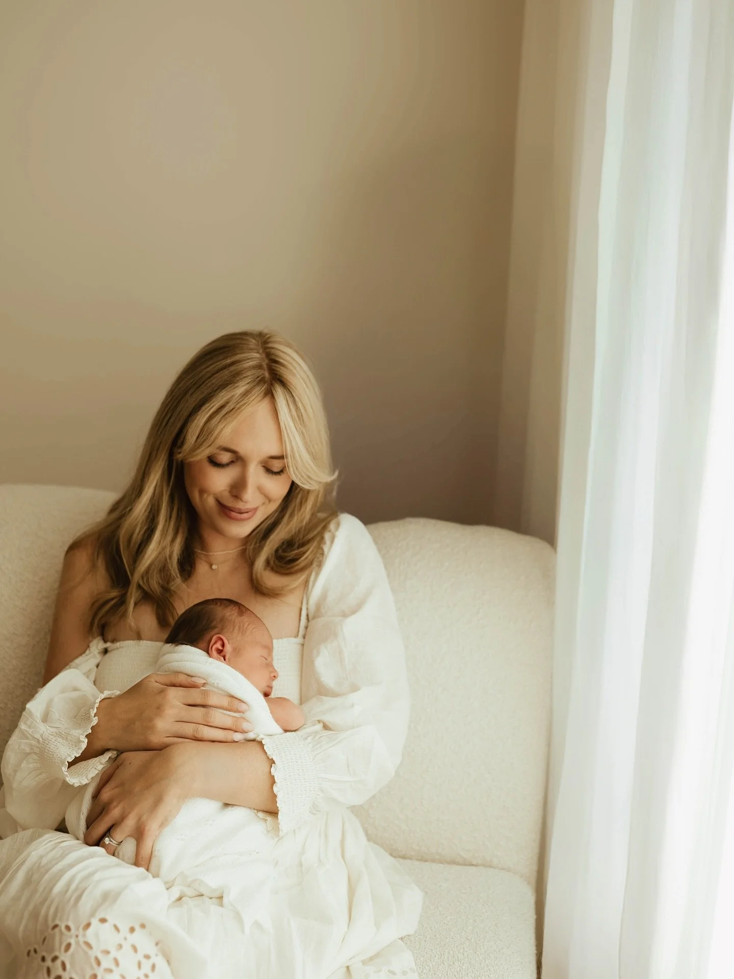 When one of your besties has a baby and you&rsquo;re lucky enough to capture those extra special family moments 🥹🫶

Looking like absolute perfection&hellip;.@laur_r_davies 
❤️❤️❤️❤️ 

www.charliesummersportraits.com