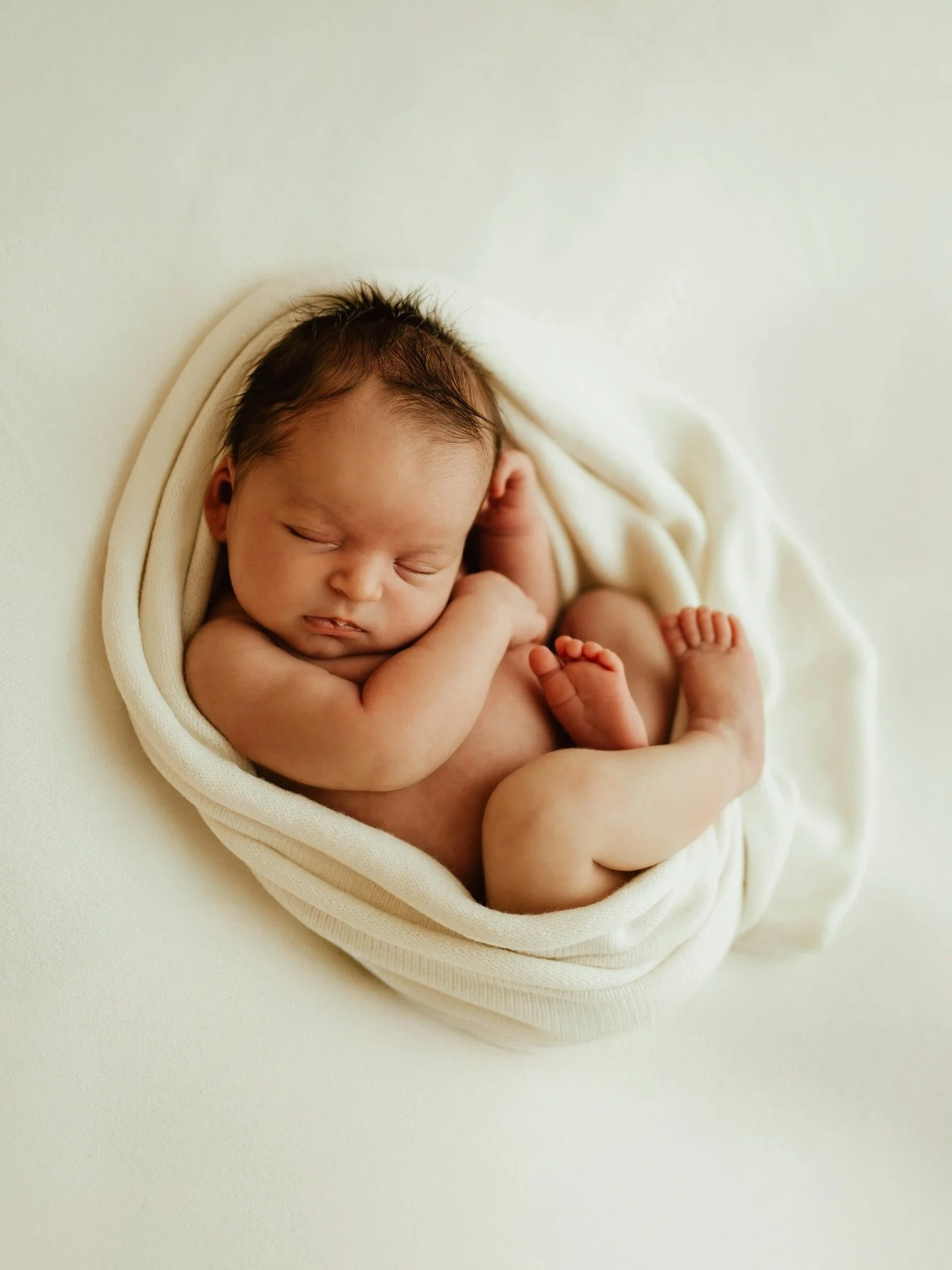 Just the sweetest little one&hellip;.so loved by the best big siblings 🥹

With the loveliest new backdrops and wraps @studiolinzie and the cutest baby clothes @hank_knitwear 🫶

Only the best for my lovely clients ✨

www.charliesummersportraits.com