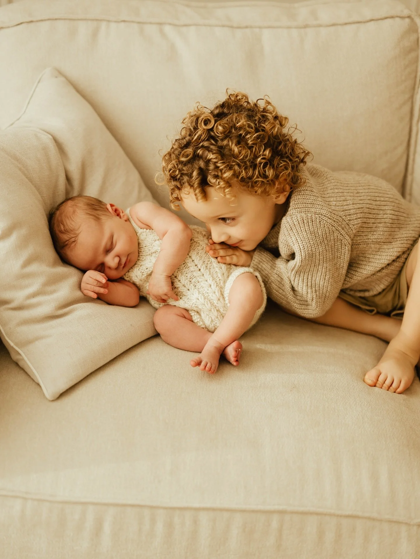 Cuteness and curls&hellip;. The best big brother 🥹

@aieshapowles ❤️❤️❤️❤️

With the cutest baby clothes @hank_knitwear 🫶

www.charliesummersportraits.com