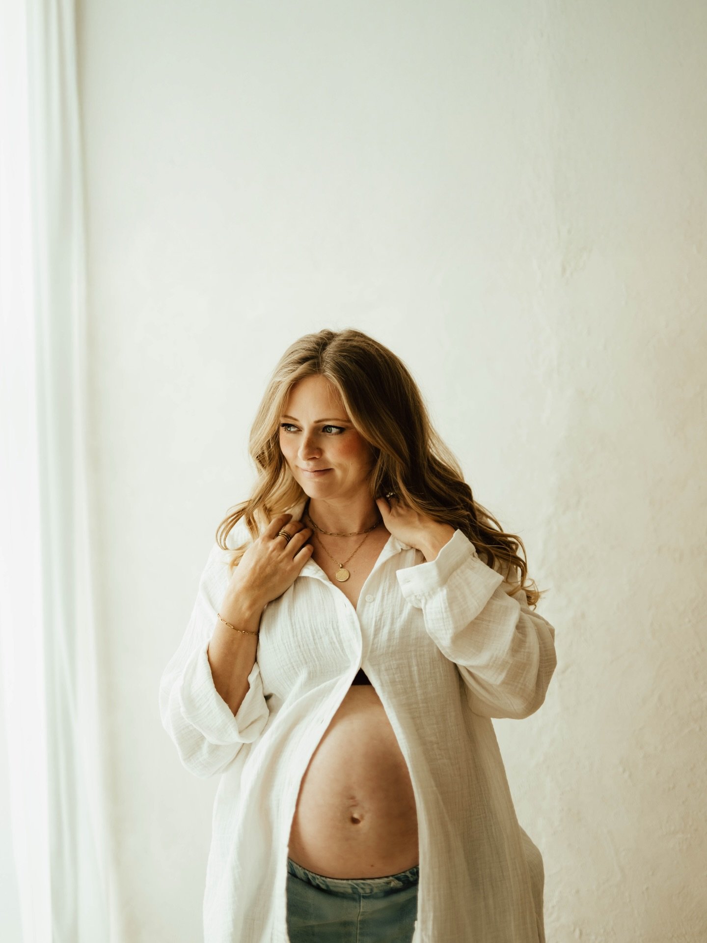 Waiting for cuddles little one&hellip;.🫶

www.charliesummersportraits.com