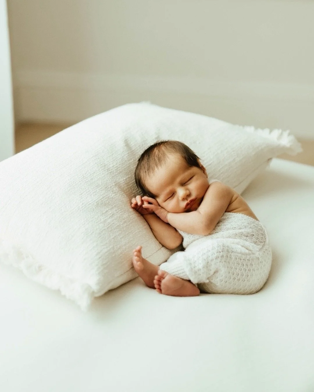 Loving all these 2026 babies....what a way to start the year!!
⠀⠀⠀⠀⠀⠀⠀⠀⠀
@charl0ttebens0n 
⠀⠀⠀⠀⠀⠀⠀⠀⠀
@hank_knitwear brining all the cutest baby outfits
⠀⠀⠀⠀⠀⠀⠀⠀⠀
⠀⠀⠀⠀⠀⠀⠀⠀⠀
#herefordshirenewbornphotographer #gloucestershirennewbornphotographer  #worce