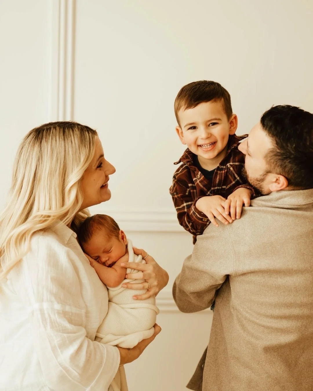 Dimples for days....newborn shoots with toddlers are always so adorable!!! 
⠀⠀⠀⠀⠀⠀⠀⠀⠀
@xdaniwilliamsx I absolutely loved photographing you all 🫶
⠀⠀⠀⠀⠀⠀⠀⠀⠀
#worcestershirenewbornphotographer #herefordshirenewbornphotographer #gloucestershirennewbornp