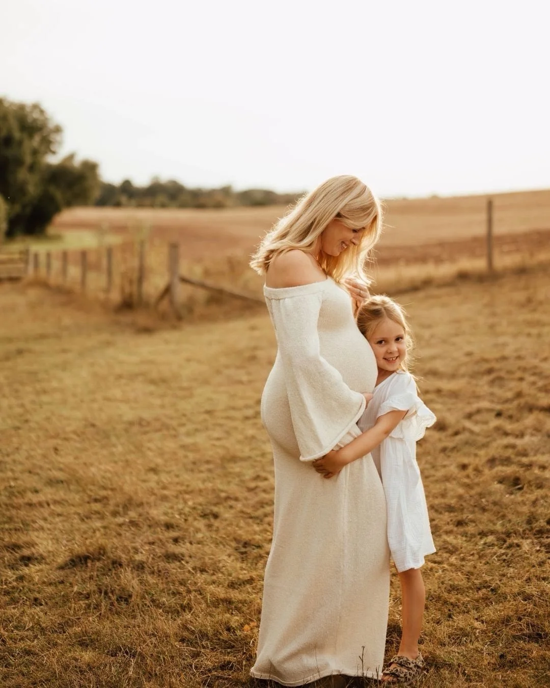 All these rainy days just make me yearn for summer sunshine....I can&rsquo;t believe I haven&rsquo;t shared these yet but we only just managed to get this shoot in as baby decided to make an early appearance!
⠀⠀⠀⠀⠀⠀⠀⠀⠀
My outdoor shoots can be taken 