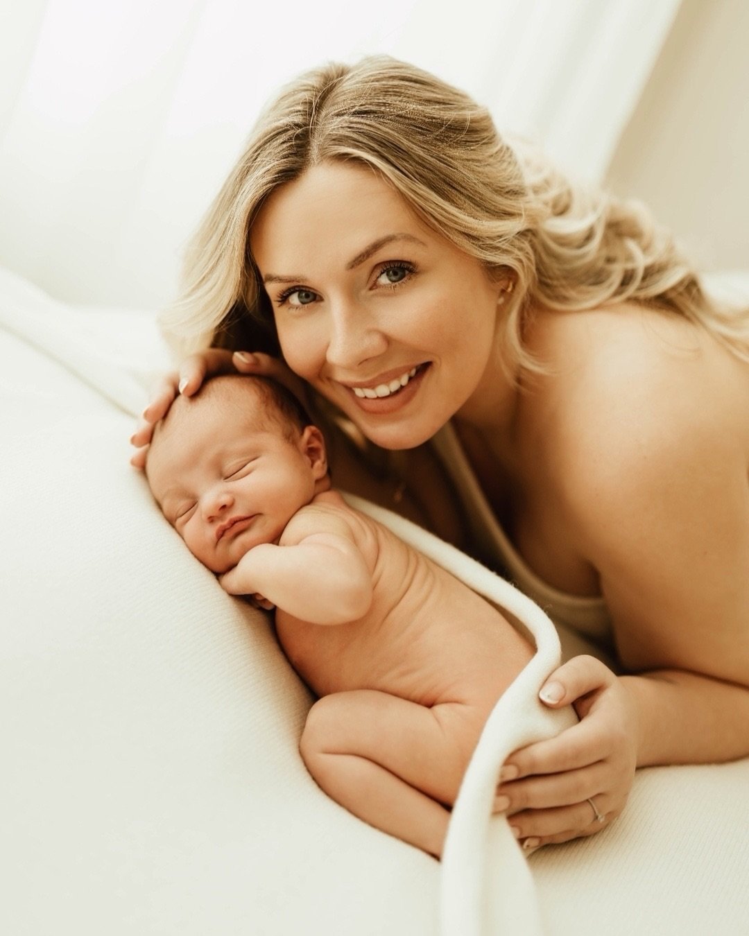 Can&rsquo;t believe I haven&rsquo;t got round to sharing this beautiful session yet.....those toddler siblings and their cheeky smiles!!
⠀⠀⠀⠀⠀⠀⠀⠀⠀
@chloereed01 
⠀⠀⠀⠀⠀⠀⠀⠀⠀
⠀⠀⠀⠀⠀⠀⠀⠀⠀
#herefordshirenewbornphotographer #gloucestershirennewbornphotographe