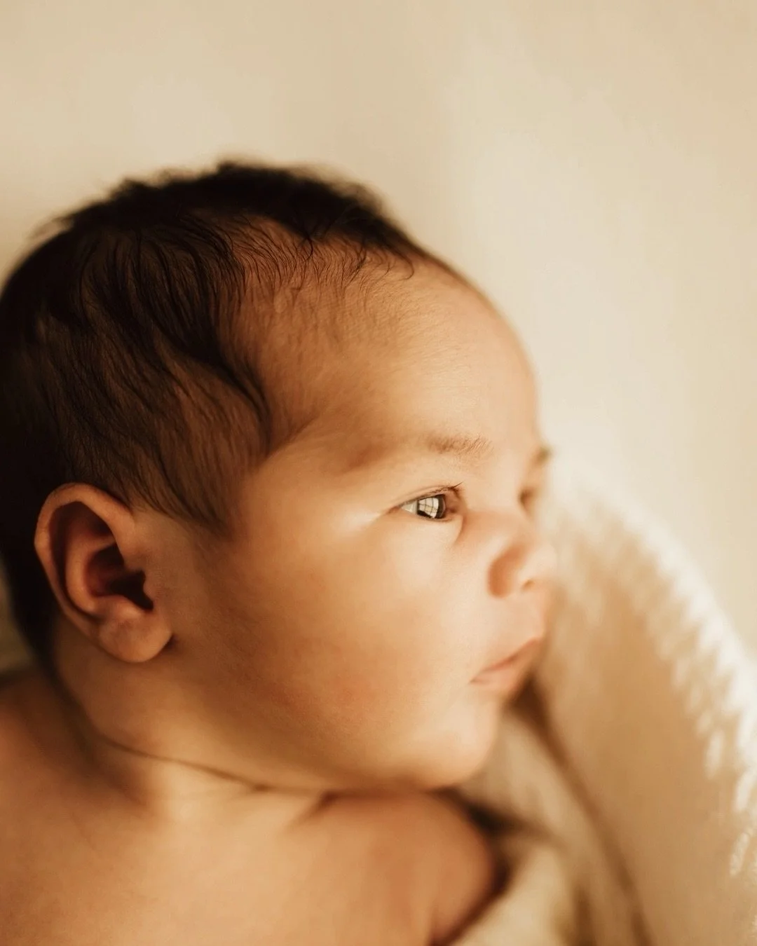 You may think your baby has to sleep the entire time during their newborn shoot but I personally love a few with babies eyes open..... 🥹
⠀⠀⠀⠀⠀⠀⠀⠀⠀
#bristolnewbornphotographer #herefordshirenewbornphotographer #gloucestershirennewbornphotographer