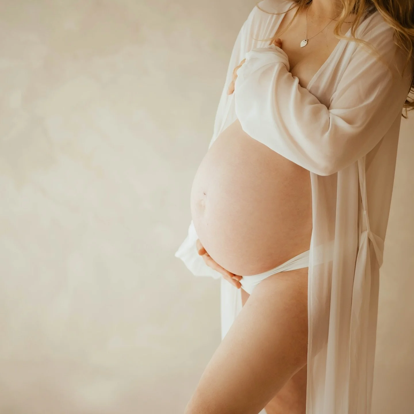 Those magical 9 months, gone in a flash&hellip;..
Don&rsquo;t let it pass you by without it being shown in its most beautiful light ✨

I recommend having your maternity shoot around 28-32 weeks pregnant 🫶

#maternityphotoshoot 
#gloucestershiremater