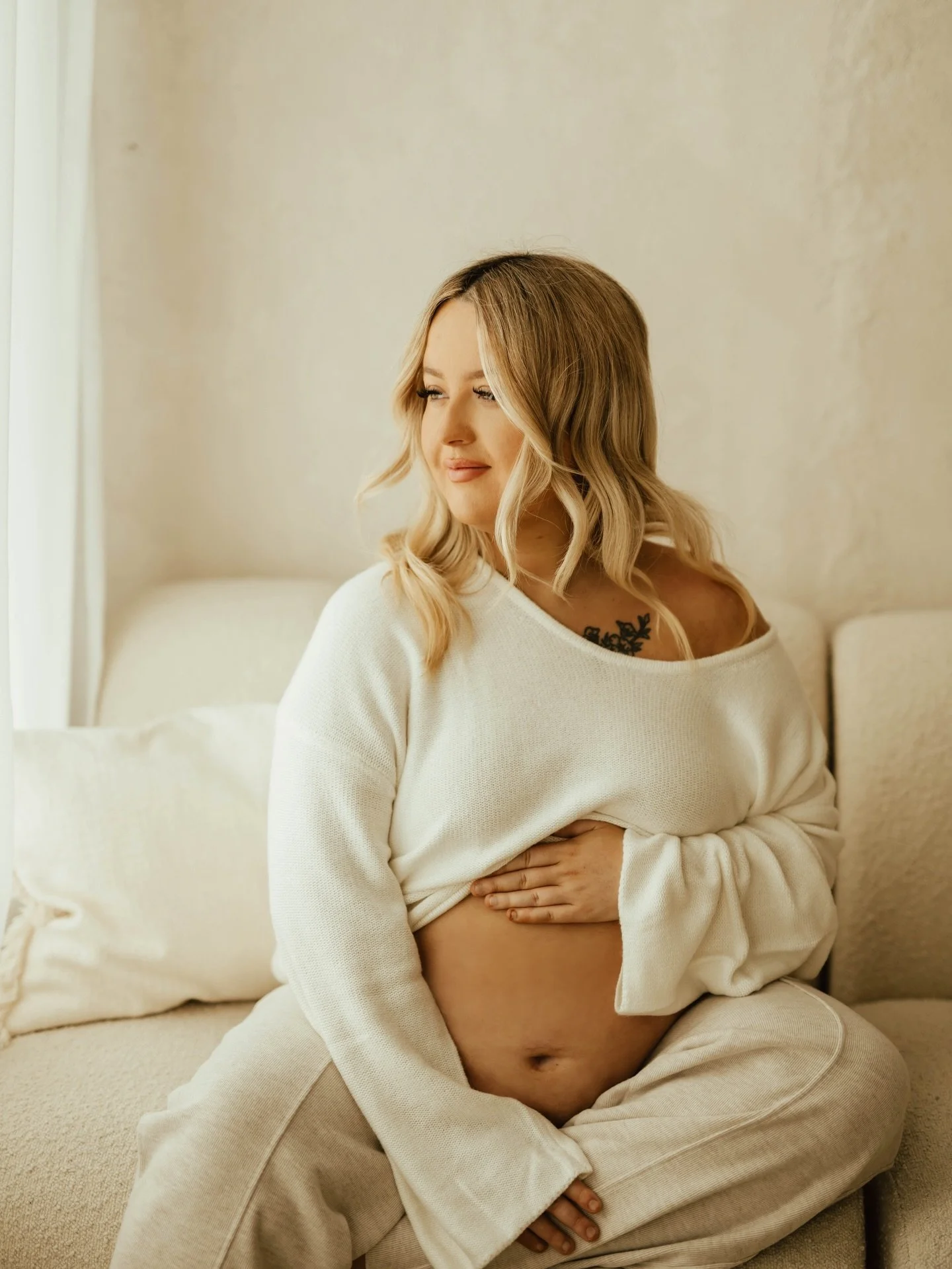 Just the most beautiful mama waiting for those second born baby cuddles&hellip;.

@willowrosabella ❤️❤️❤️

#maternityphotoshoot 
#gloucestershirematernityphotographer 
#herefordshirematernityphotographer