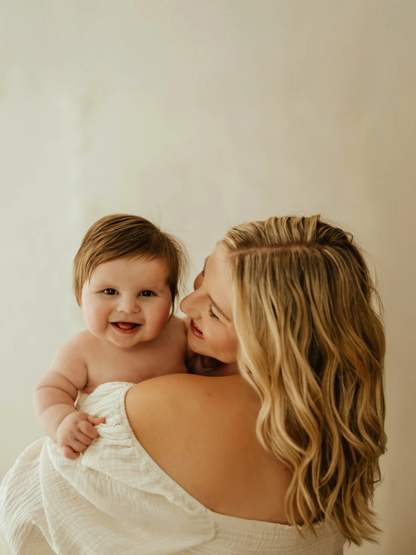 Couldn&rsquo;t. Be. Any. Cuter&hellip;&hellip;

@conniebreeden 🫶🫶🫶

#familyphotoshoot 
#littlesitter
#herefordshirefamilyphotographer