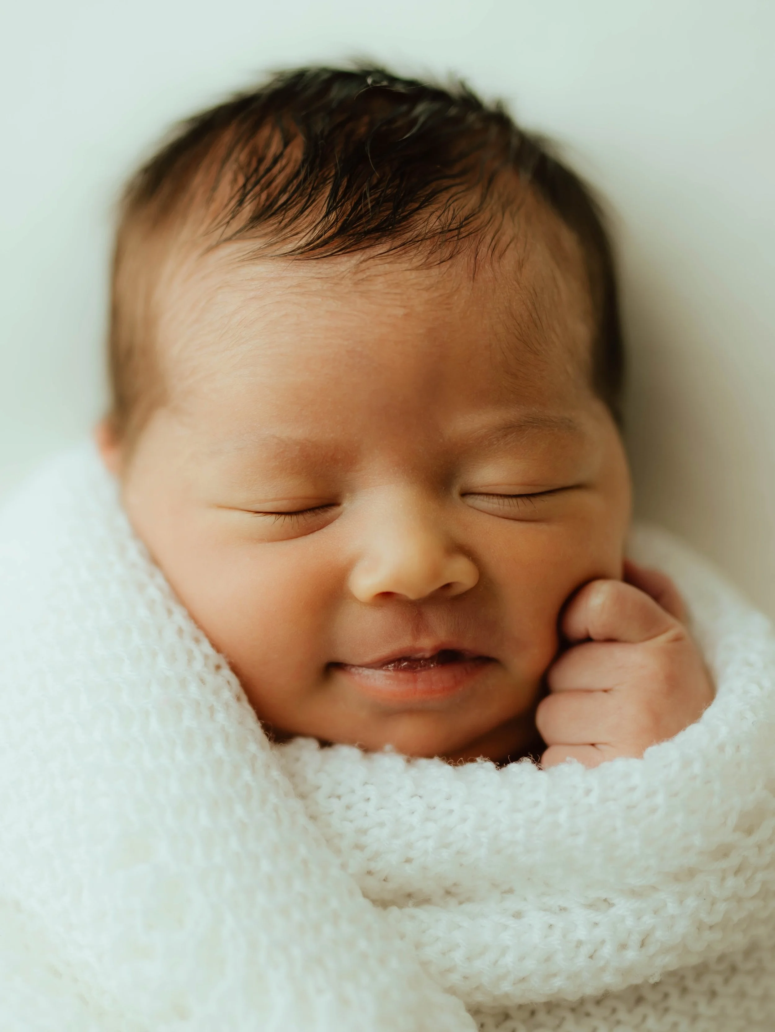 When families bring along stunning heirloom pieces it just makes me so happy&hellip;. How amazing using an item that your mum used when you were a baby 🥹🥹🥹

@kirstyjacq 🫶🫶🫶

#newbornphotography 
#herefordshirenewbornphotographer
#gloucestershir