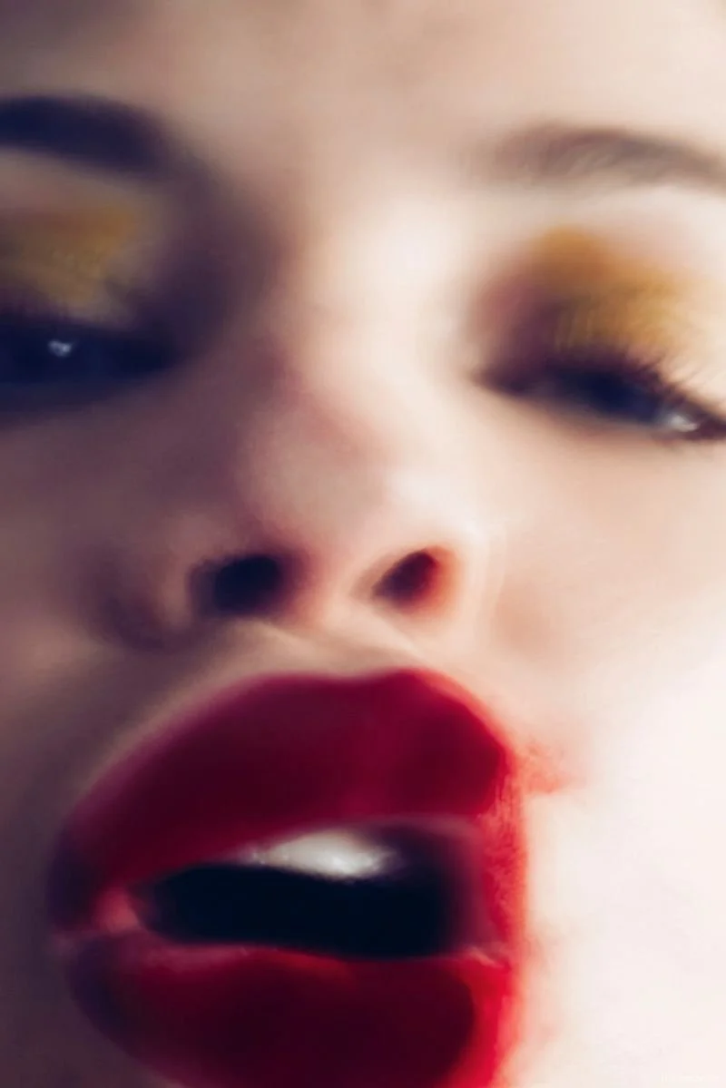 MESSY RED LIP