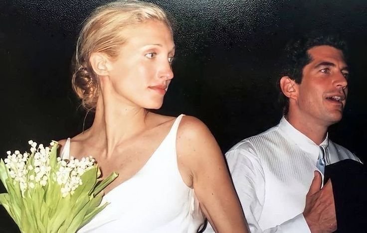 carolyn bessette wedding dress