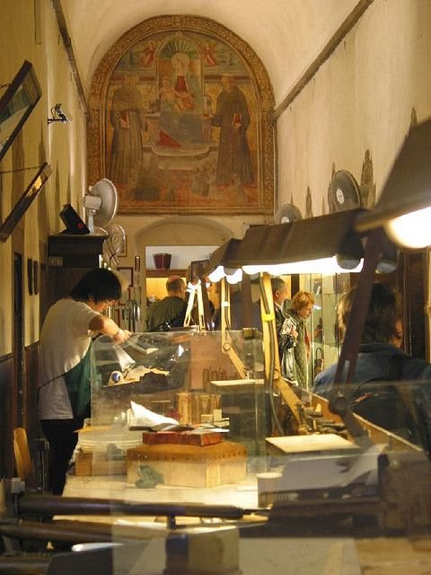 Leather School of Florence (Scuola del Cuoio) at Santa Croce.jpg