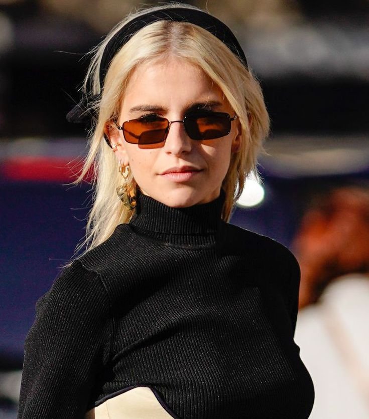 Headbands Are Back—Here's How You Can Wear Them.jpeg