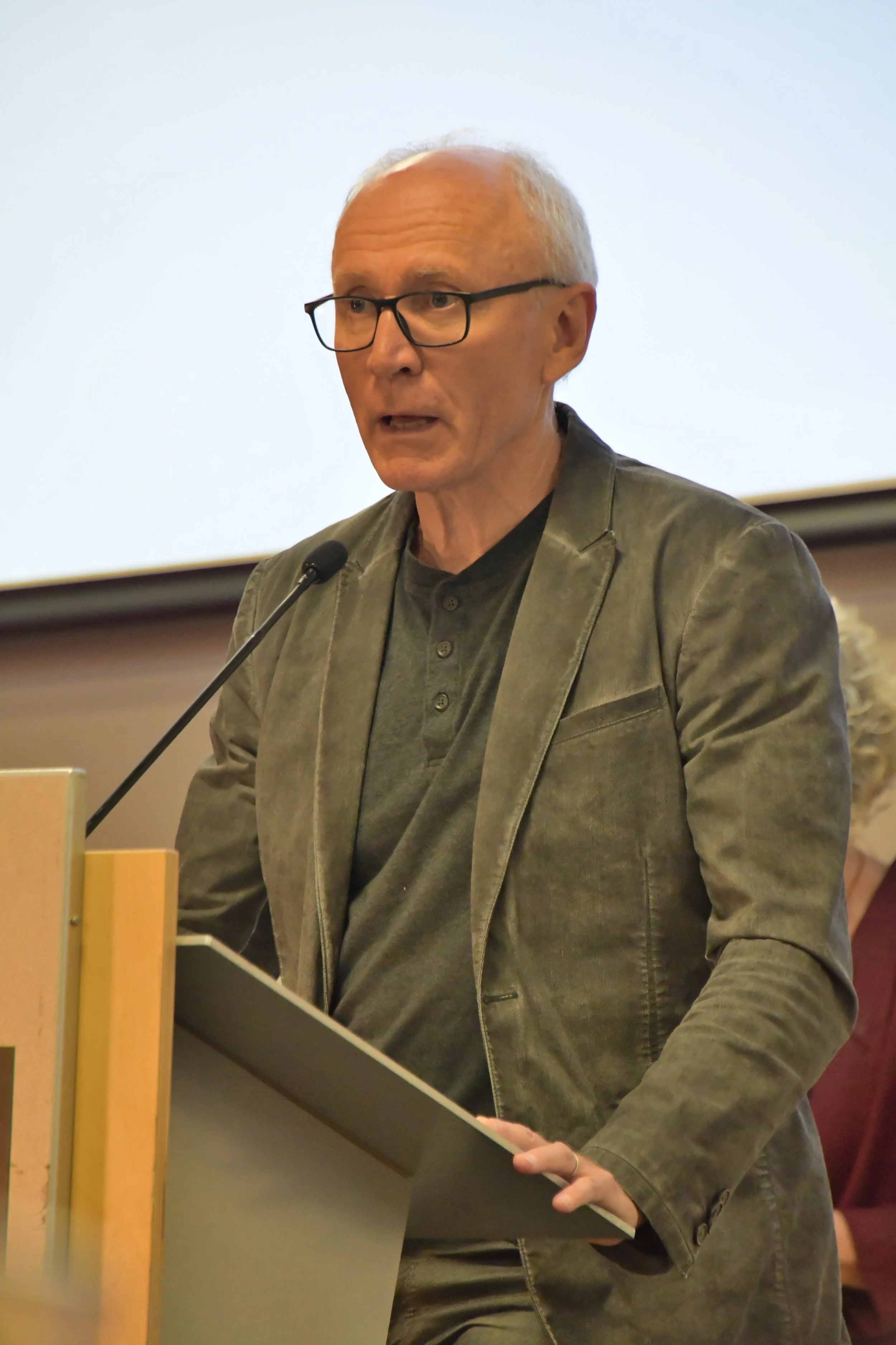Art Campbell, DG du CQPI, prend la parole lors de l'Échange électoral (Crédit : André Querry)