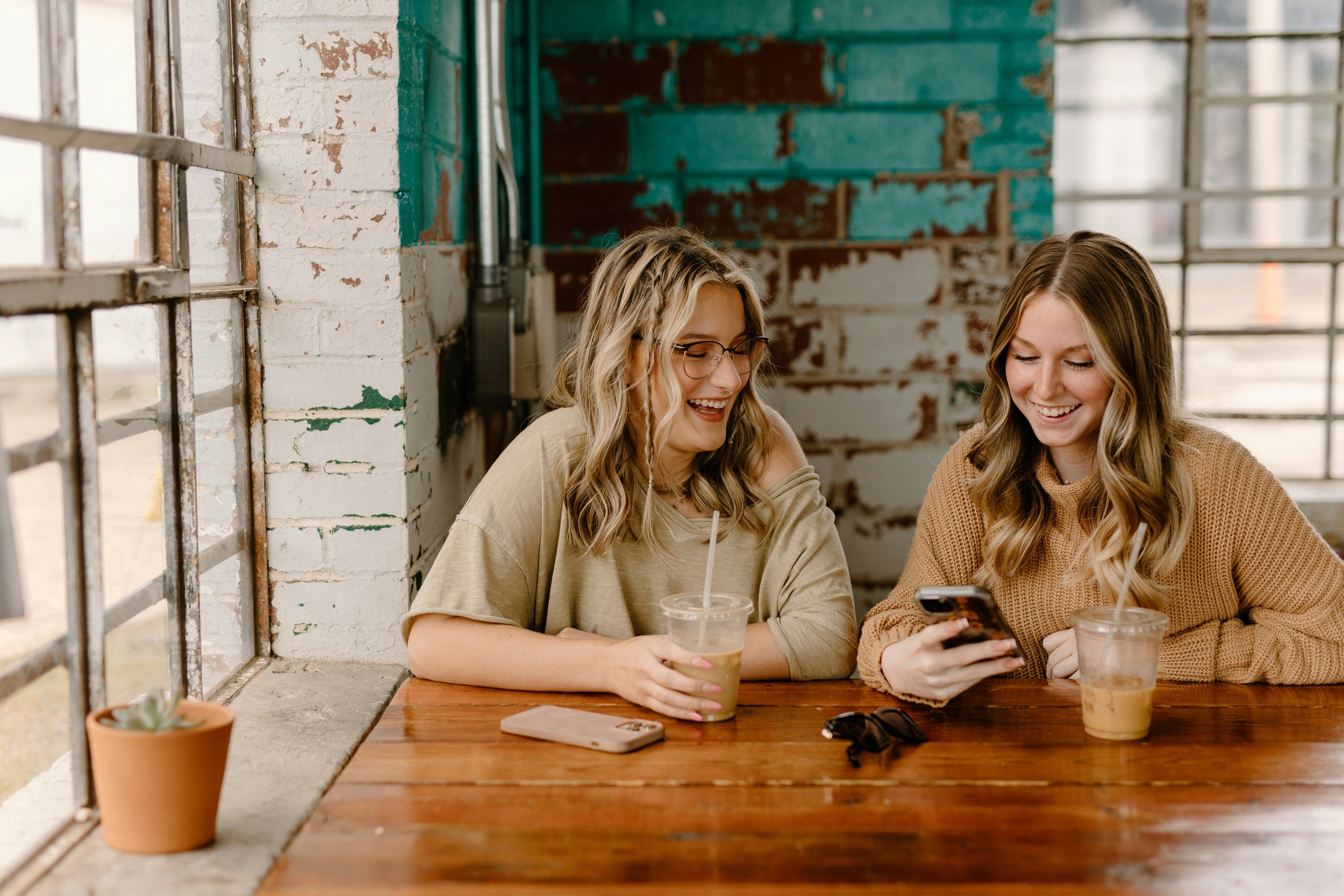 psychology-of-friend-reaching-out