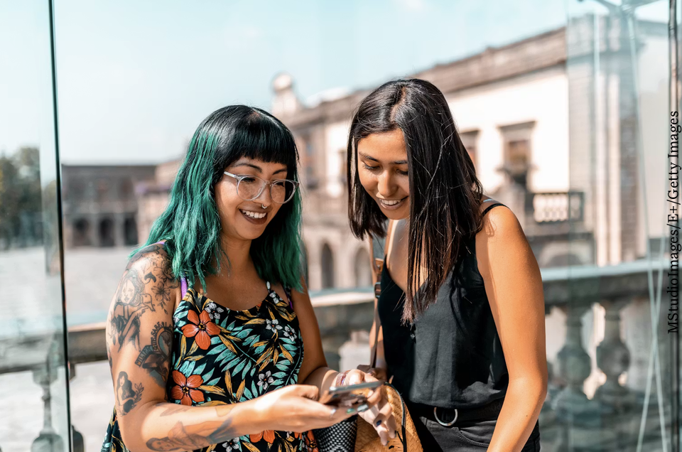 Here’s Why “Just Because” Texts Are A Legitimate Wellness Hack