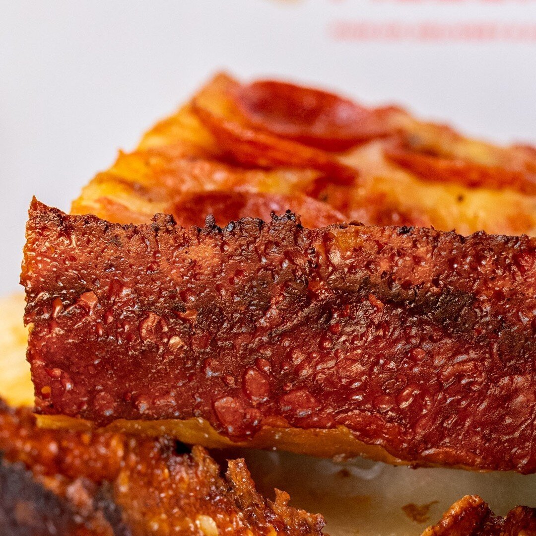 Detroit style pizza is characterized by cheese all the way to the edges, creating a caramelized cheese crust that's all kinds of tasty. ⁠
⁠
Order through our website or our bio link!⁠
⁠
Follow 👉 @motomiopizzeria 👈⁠