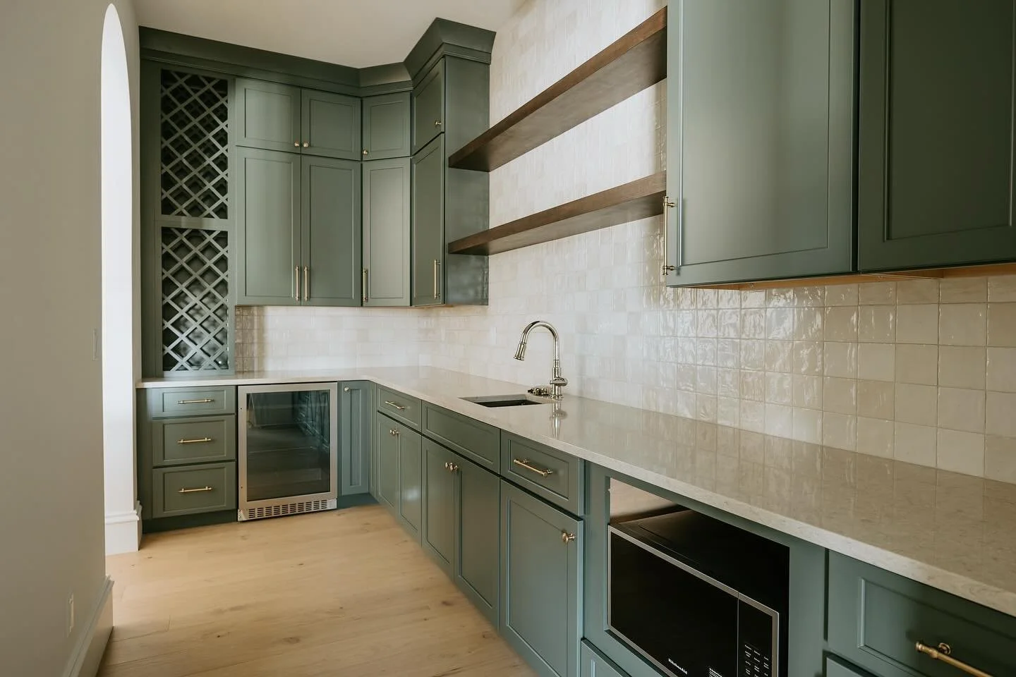 We are so glad color decided to become popular again. So let&rsquo;s take a moment for this stunning green butler&rsquo;s pantry 💚🤎✨