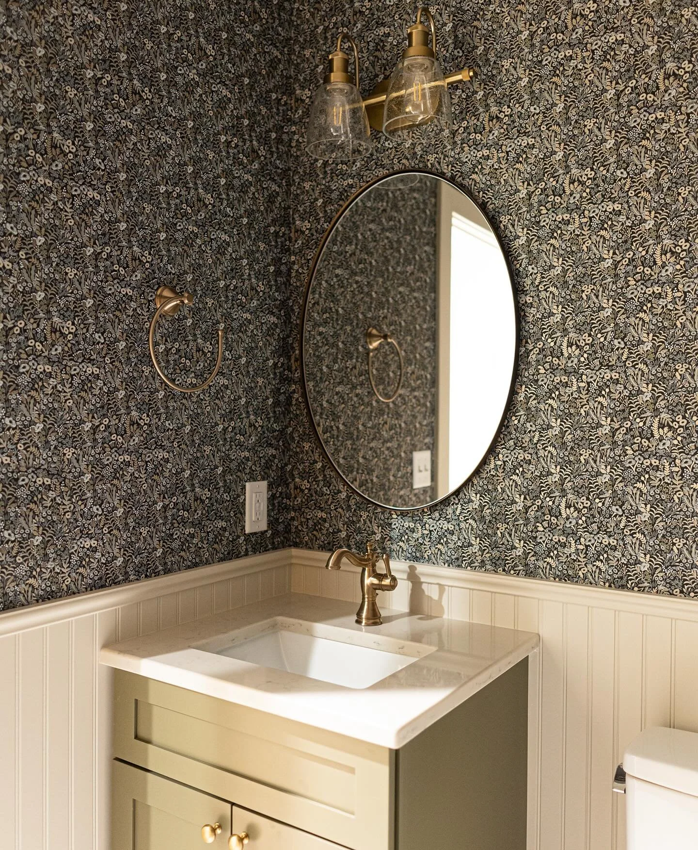 Powder rooms can be so much fun! 

Give us all the wall treatments and gold accents 💙🤎🤍💚✨