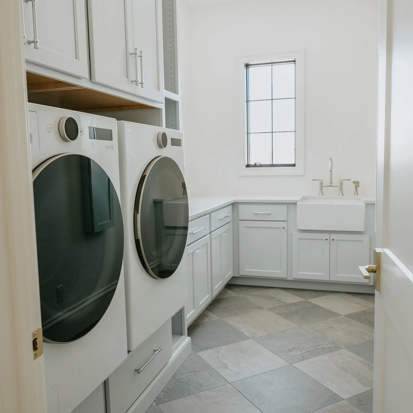 Elevate your laundry experience even in smaller spaces! Here are some essentials to include:
✨ A sink for added convenience
✨ A pop of color or pattern to make the space enjoyable
✨ Custom storage solutions for a clutter-free room
✨ A countertop for