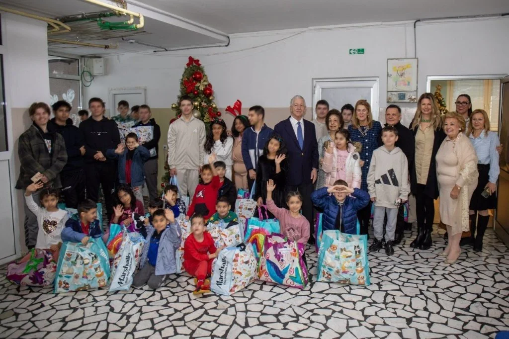 Lifeline Chicago Bring Christmas Joy to Children Without Parental Care