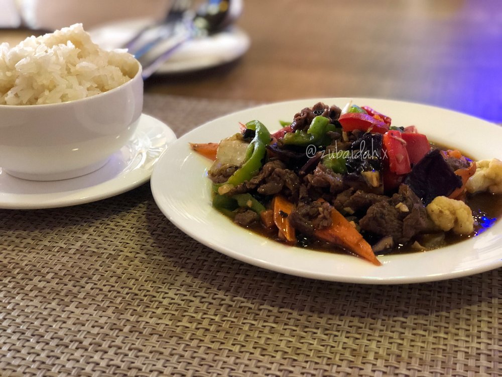 Neur Pad Tao See (Beaf in Black bean sauce) and Khao Neaw (Sticky Rice)