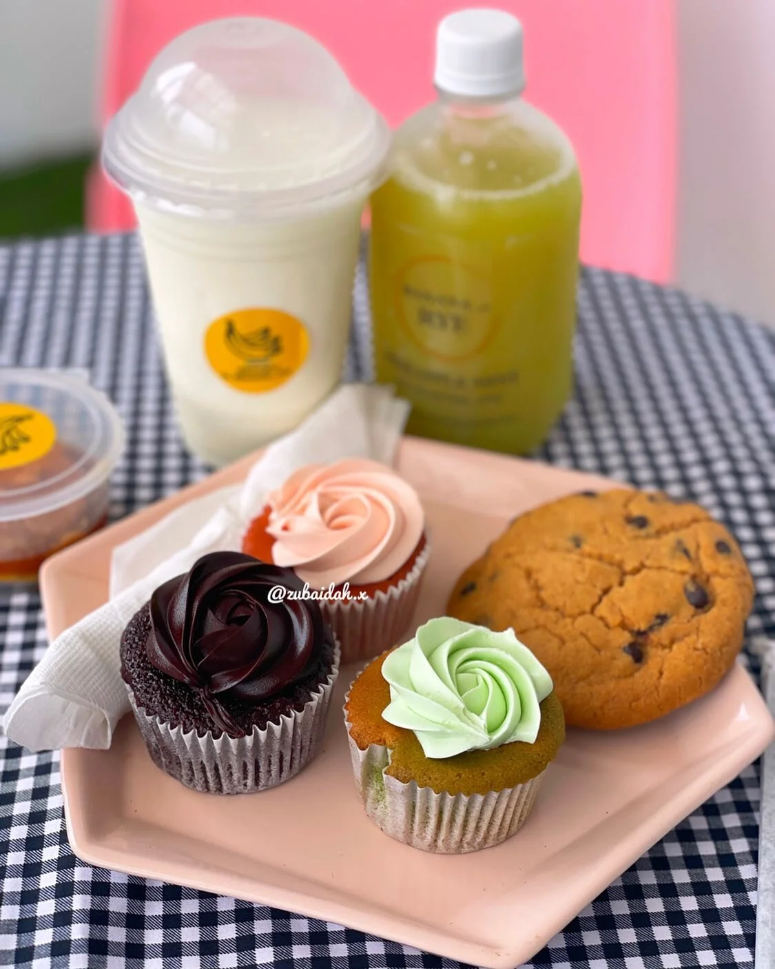 Full table🥰

&bull; Vanilla Milkshake 
💸&cent;26

&bull; Pineapple &amp; Mint Juice
💸&cent;20

&bull; Cookie
💸&cent;13

&bull; Cupcake
💸&cent;13

📍@Banana_rye, East Legon 
.
.
.
.
.

#juice #pineapple #milk #vanilla #milkshake#restaurantinghana