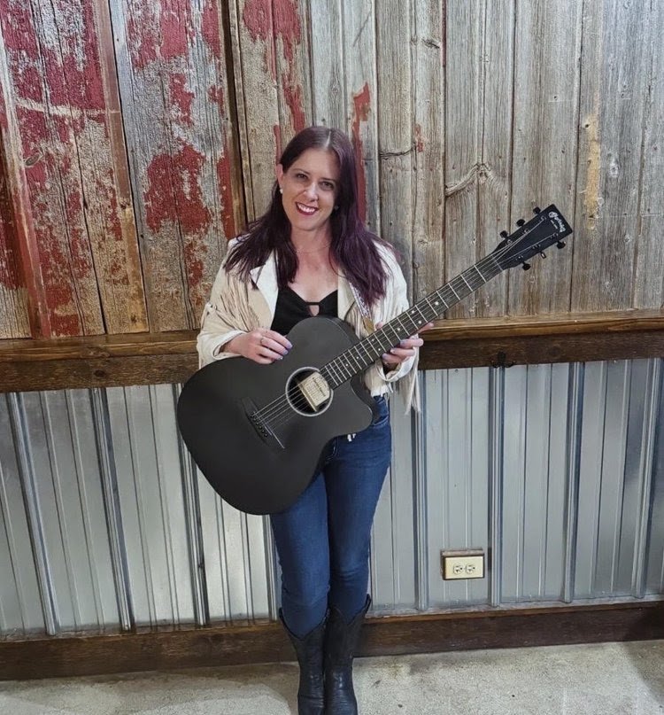 LIVE MUSIC -NICOLE DEVINE