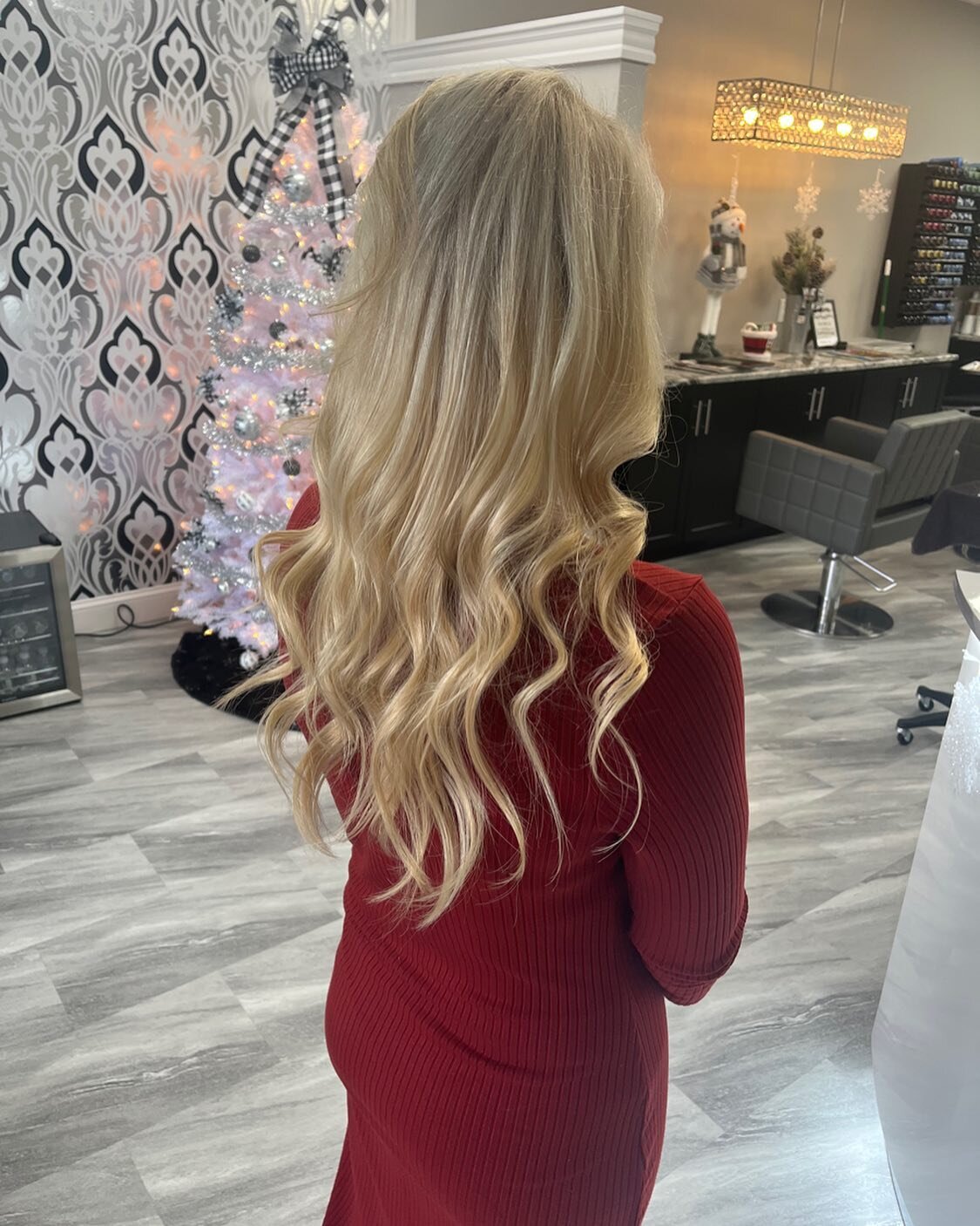 New hair for @kfollo915 🖤🖤😍 

* one pack of @bellamihair tape-ins make all the difference!!! #bellamihair #northshore#extensions #wakefieldsalon#extensioncertified#colormatching