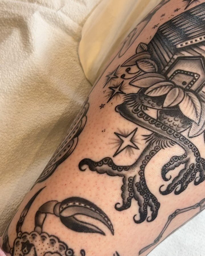 A little of @36thstreettattoo action , I&rsquo;m grateful to have a home away from home in Seattle&hellip; visiting once a month helps me stay in touch with my friends in the city and starting/continue amazing projects&hellip; my customers never disa