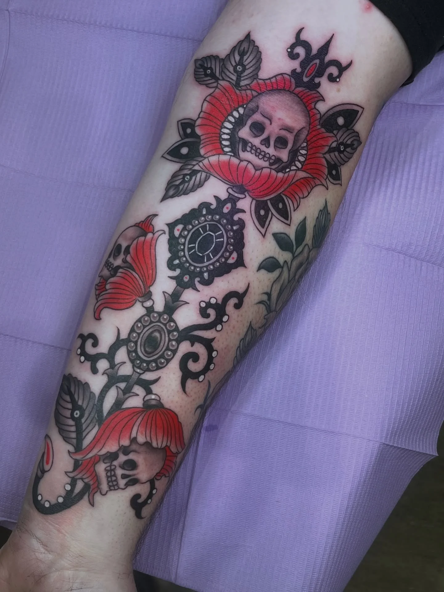 We continue working with @adamhess 🙏🖤🌹
Always a pleasure to collaborate with my customers and bring your tattoo dreams into reality 💫
Thank you! Done at @blackrabbittattoolangley 

Booking May-June, email me! 
Renavignati@gmail.com