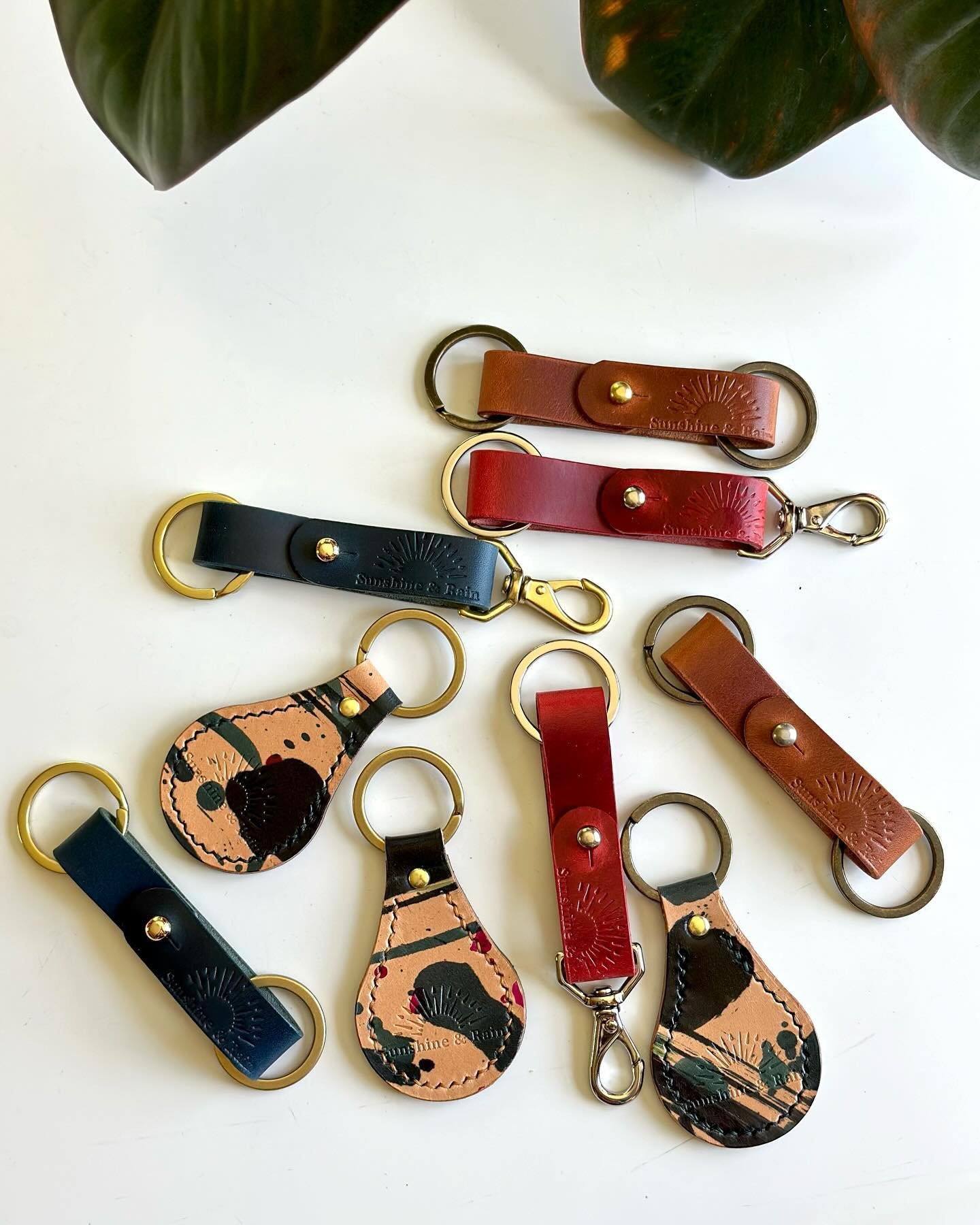 Keychains are actually extremely cool because they are made from scraps. 🔥 😎

#slowmade #reducereuserecycle #leathercraft #keychain #handmadeleathergoods #leather #vegtan #handsewnleather #thatscool
