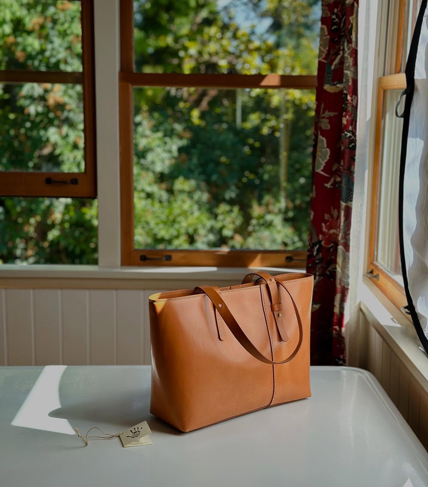 You&rsquo;ve seen this bag before, but it&rsquo;s now beautifully darkened to a stunning carmel tan and I&rsquo;ve added a finish. ☀️

This is natural vegetable tanned Buttero hand-stitched to be a gorgeous Market Tote.  I&rsquo;ve rephotographed and
