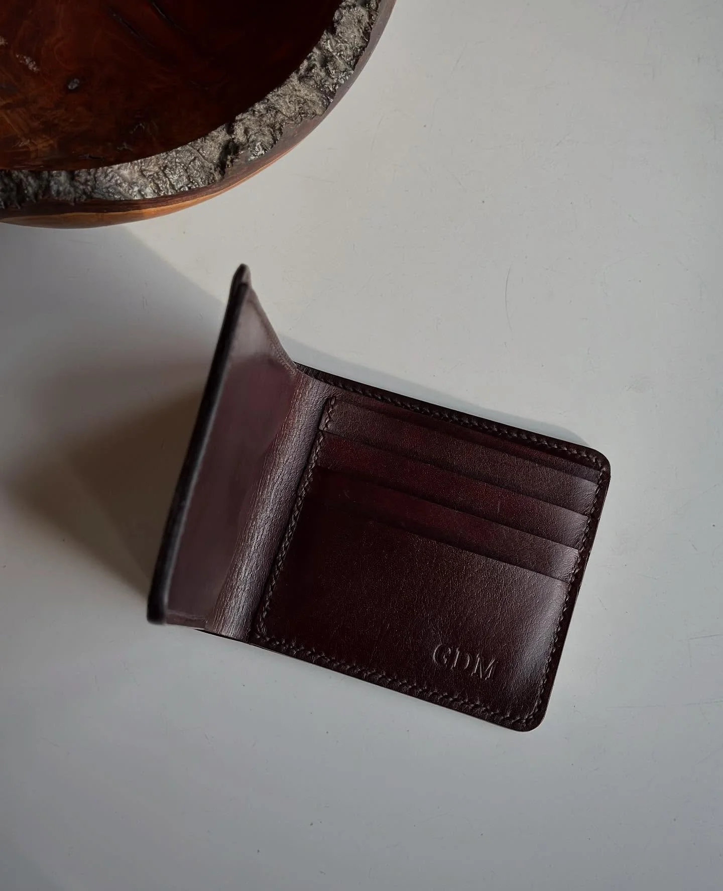 Quite the handsome wallet. 🪡

This is Korba Buffalo Calf in burgundy that I added a dark brown overdye to create this unique color.  Saddle stitched with dark brown waxed thread.

Edges are sanded, stained, burnished with tokonole and beeswax. ✨

#b