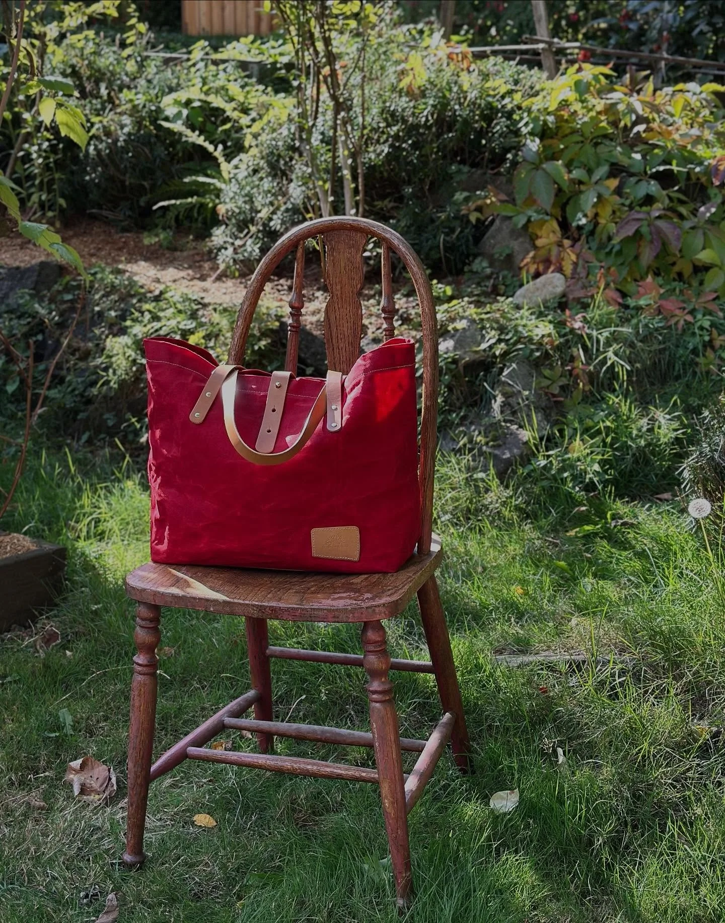 I&rsquo;ve restocked a few colors of my favorite waxed canvas from A.L. Frances textiles, and just listed this limited edition design. 🪡

Find this on the website called the Waxed Canvas Carpet Bag &amp; Market Tote.  Choose your color! 🌈
Also choo