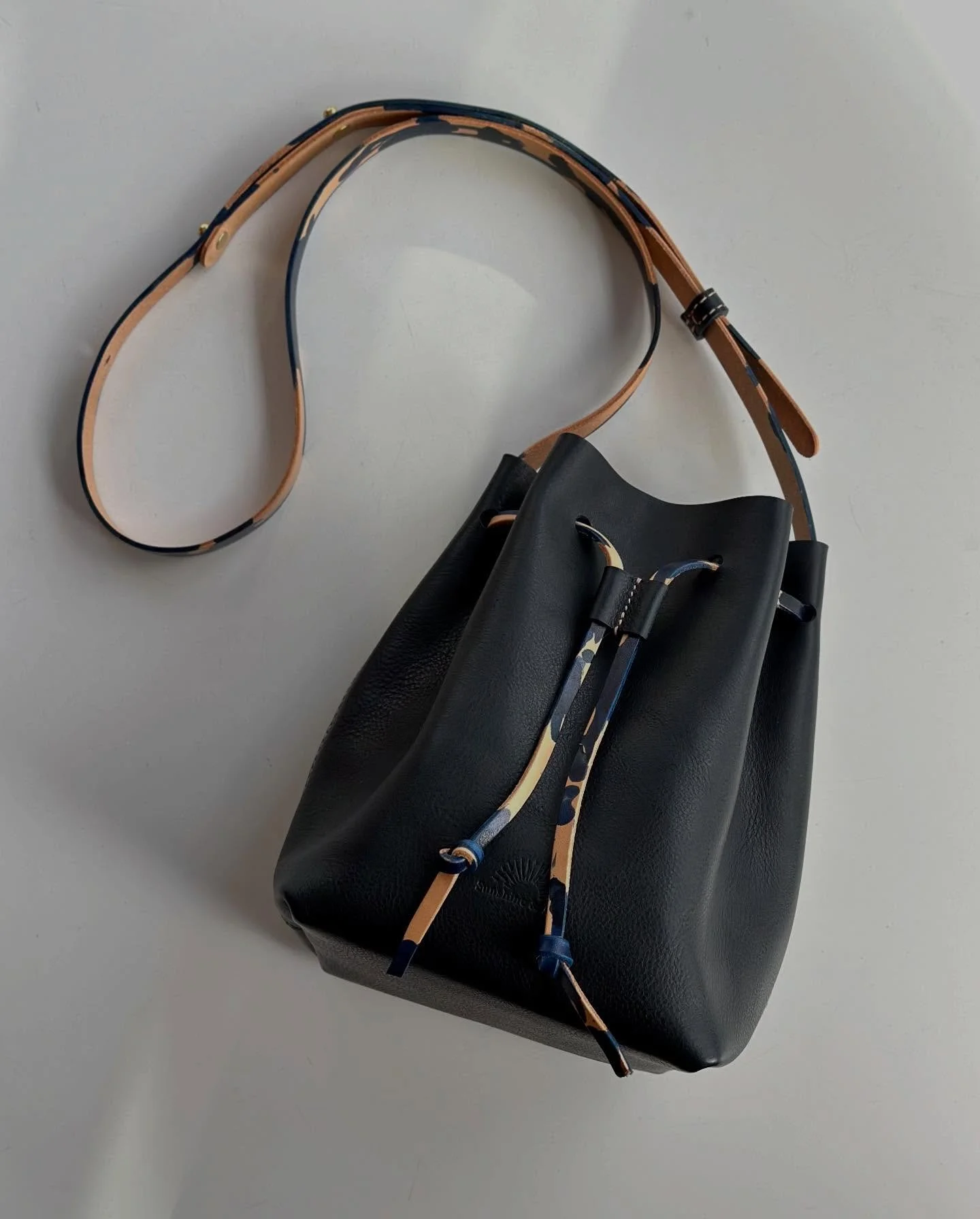 Shades of blue. 🦋 
Navy Bucket Bag in my favorite Italian vegetable tanned that smells and feels amazing.  Sewn with natural colored waxed thread using saddle stitching. 🪡

I love the dyed strap and drawstring&mdash;the colors change depending on t