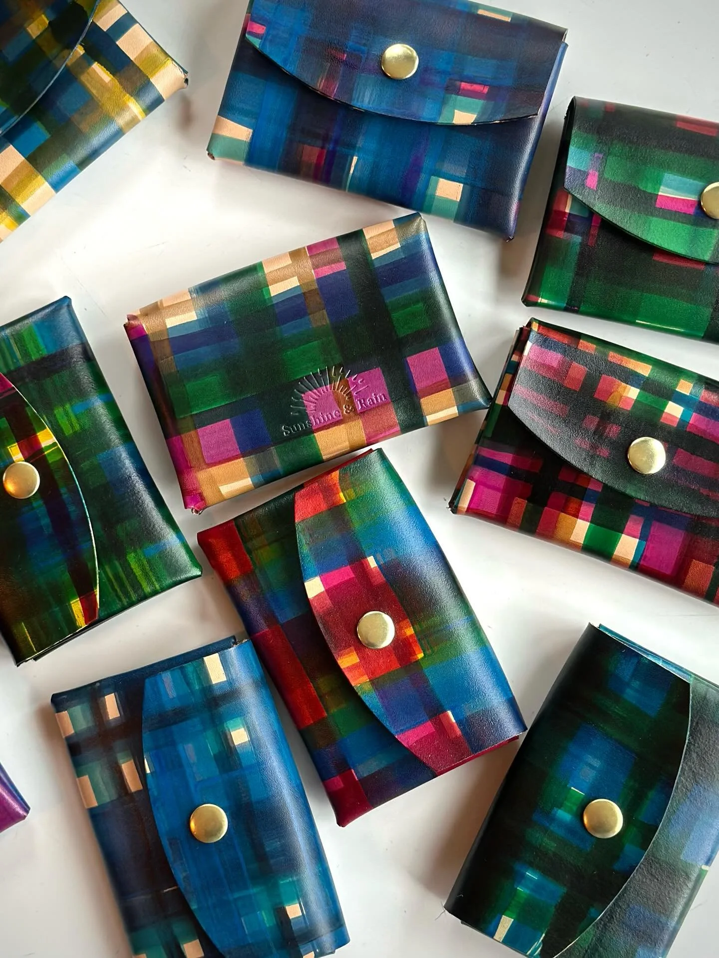 Can&rsquo;t get enough of these cuties. 😍🌈

#leathercraft #color #plaid #wallet #leatherwallet #handstitchedleatherwallet