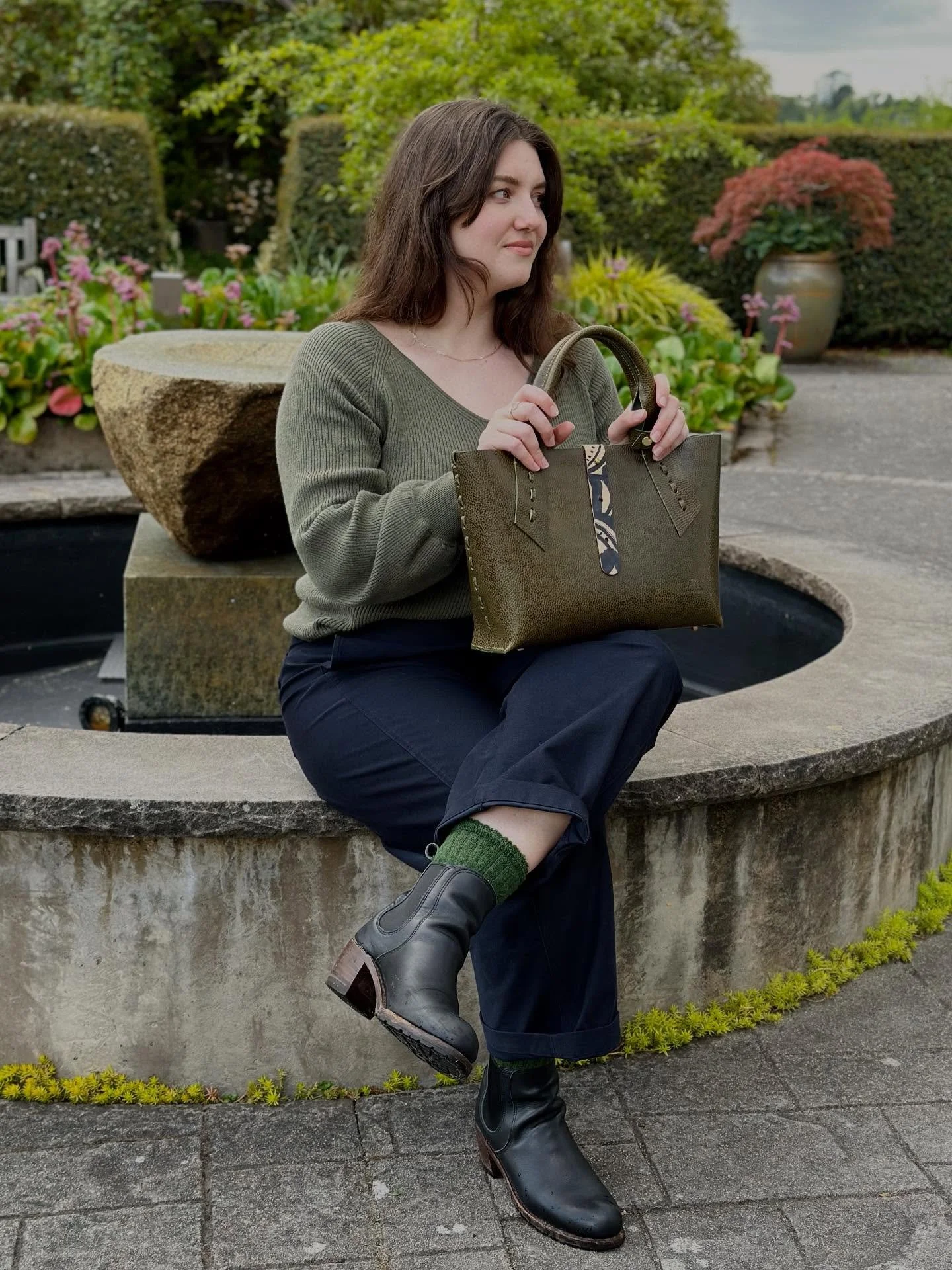 A couple of hidden gems in pebbled grain leather are waiting to be found in the Ready-to-Ship section on the webshop. ✨. 
The Artists Tote with Ribbon Handles, in Olive and also in Black Dollaro. 🪡

Order before Dec. 18th to arrive by Christmas! 🎄
