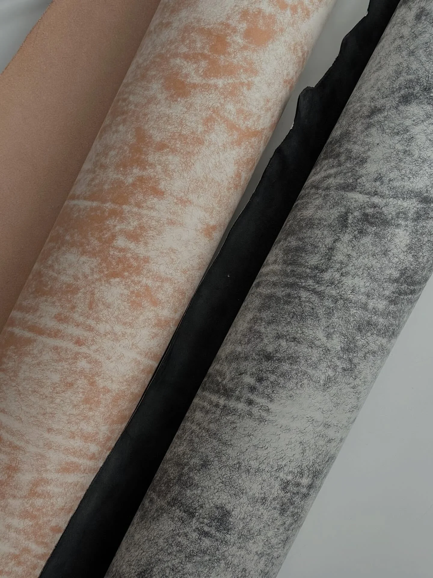 Can&rsquo;t wait to work with these new hides that just arrived.  Margot Fog is white waxed and feels surprisingly soft!  May need to make something for myself and watch the patina happen. 😍

#margotfog #whitewaxleather #vegetabletannedleather #virg