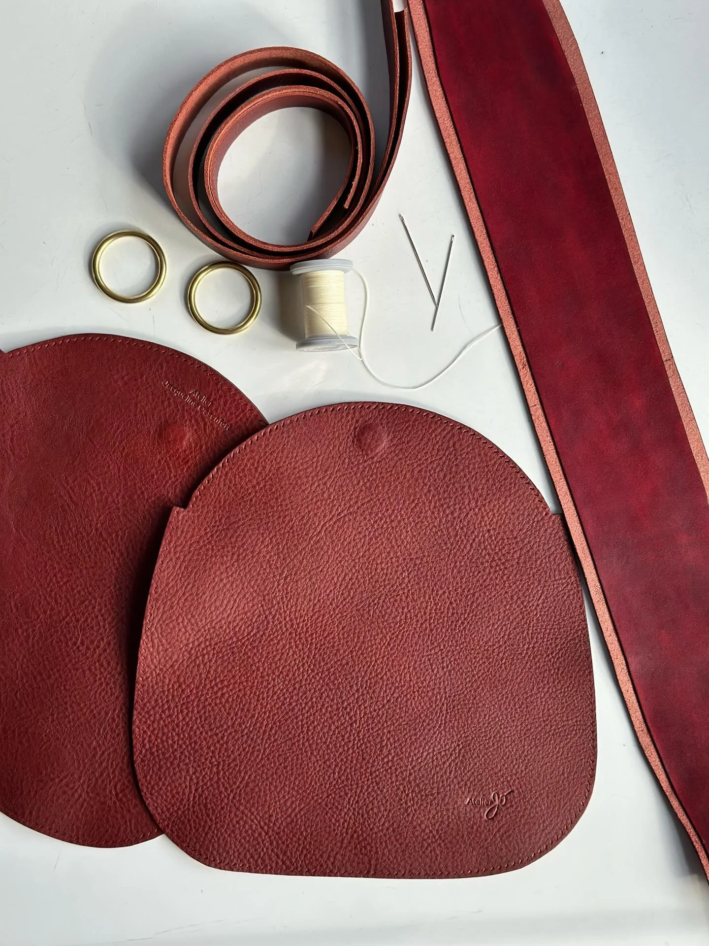 Ready to start stitching on a new Hobo Arc in dark red. 🙌🤩🪡. The inside panel of the gusset is dyed burgundy with a light over-dye of medium brown to warm it up.  I probably counted the stitch marks on the gusset and the two bag body pieces, oh li