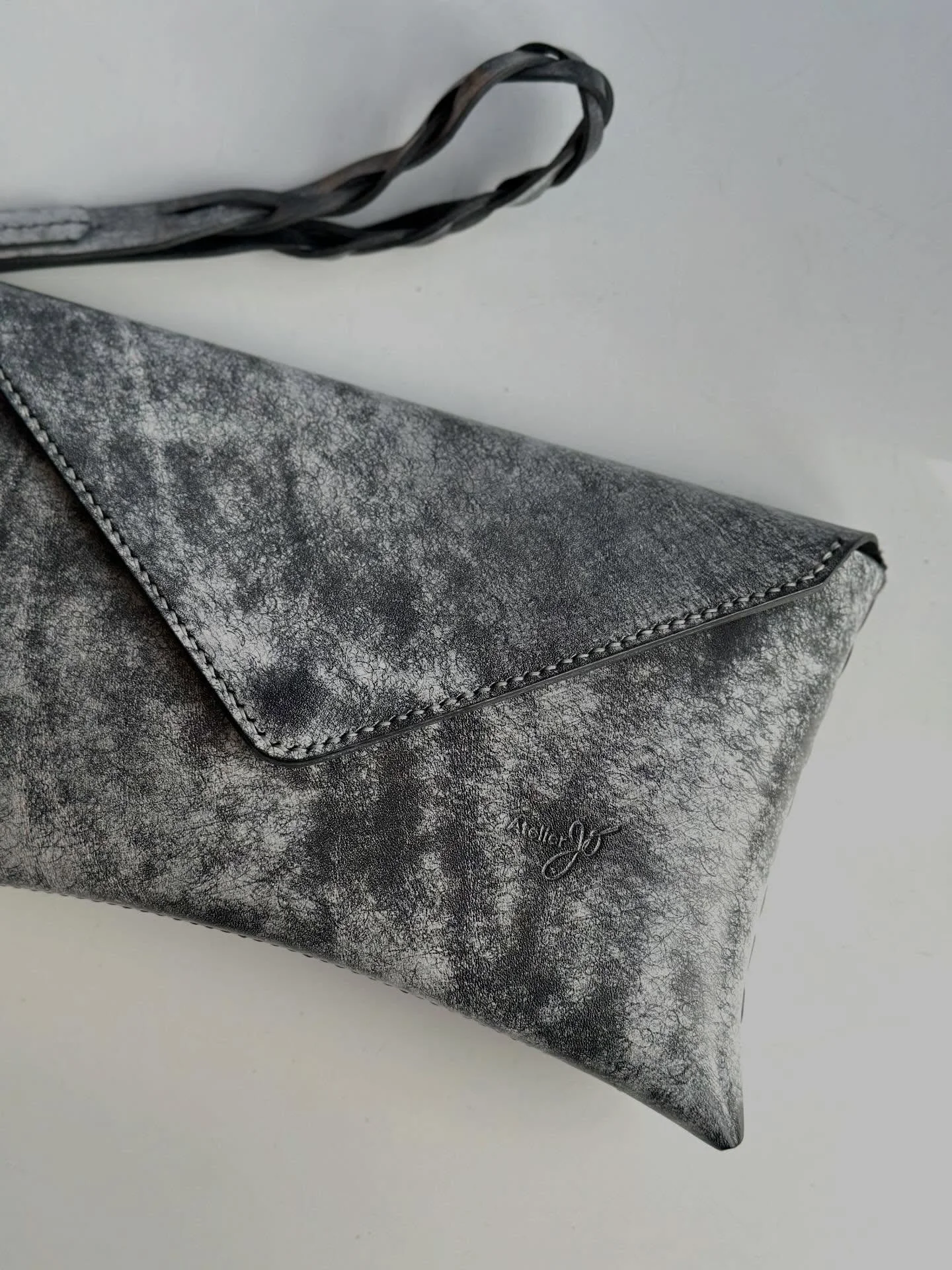 I&rsquo;m obsessed with this leather! 🤩 This classic Envelope Clutch in white waxed black is ready for its user to experience the patina magic. ✨

The leather is Margot Fog by Italian tannery Virgilio Conceria and has a surprisingly soft touch.  It 