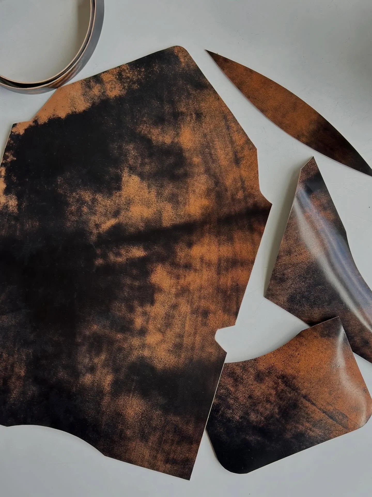 It&rsquo;s about time I cut into this precious Rocado Shell after hanging on to it for more than a year! 🤩
Working on another Envelope Clutch. (The last one was the warm-up). Swipe to see how all the pieces fit and&hellip;still got the tannery stamp