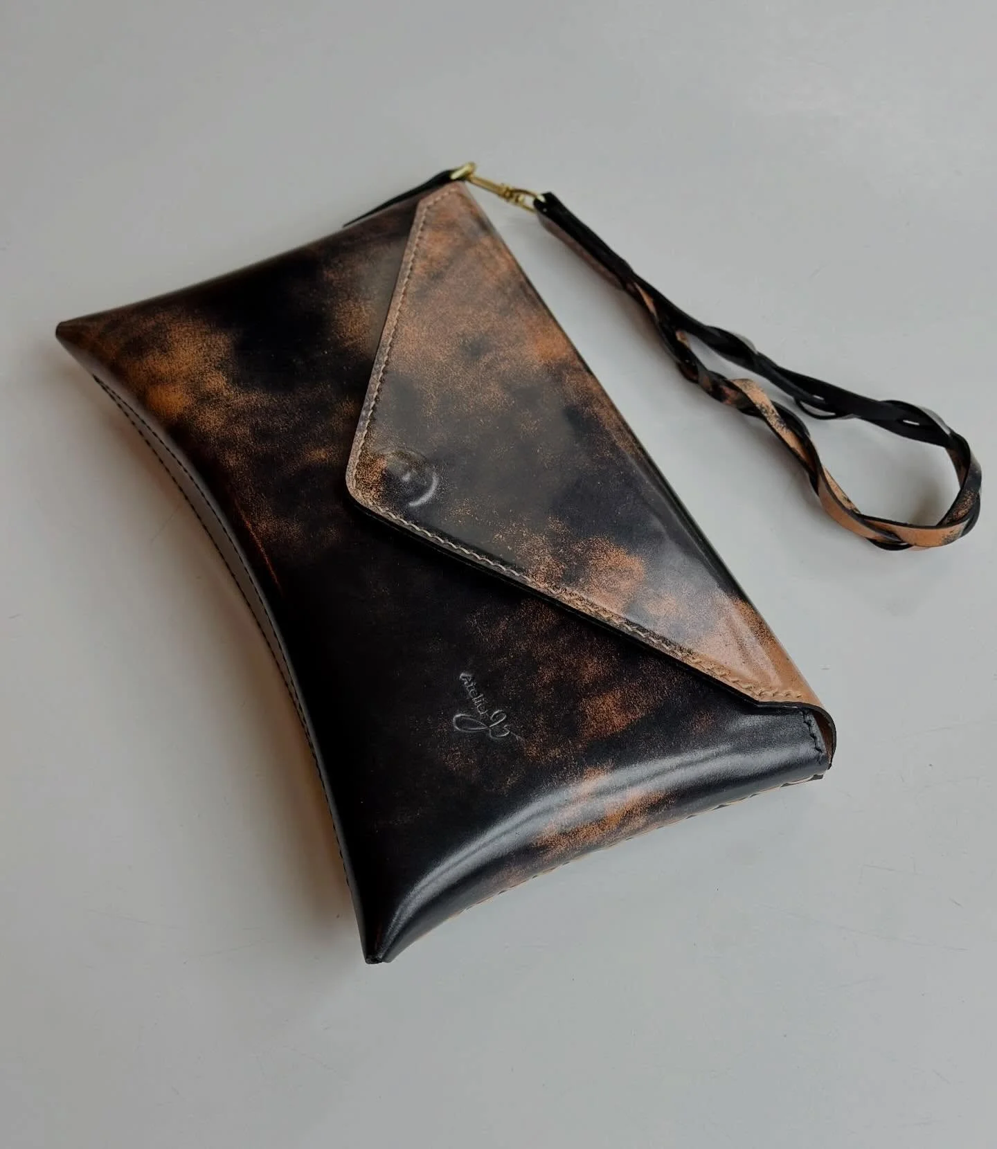 Stunning, elegant and oh so nice! The beautiful envelope clutch in marbled black shell cordovan is now listed. ✨

Shell cordovan is an extremely durable leather that is one of the finest and most precious.  This shell was sourced from @aleatherstore.