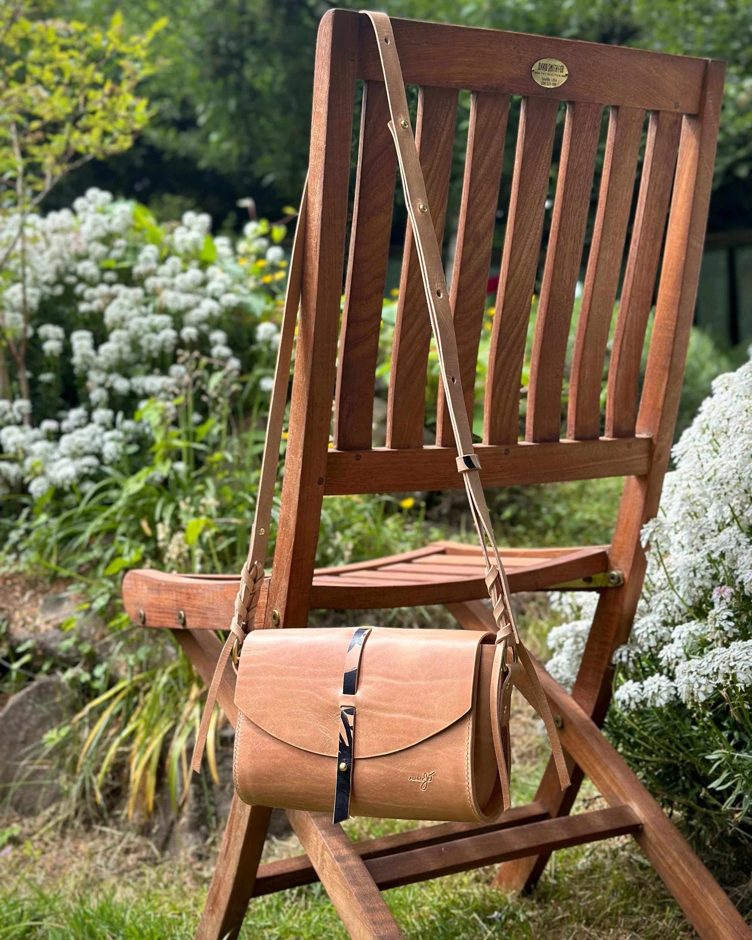 A new design that I think I need to make many more of&mdash;A sweet Barrel Bag with a painted tab. ✨. 

Gorgeous leather is by @concerialabretagna called Cowboy in Natural, which has a waxy finish and amazing pull-up effect. 

This is the second vers